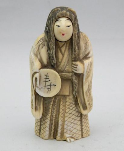 Netsuke en ivoire représentant une sorcière...