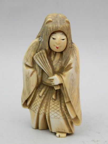 Netsuke en ivoire représentant une sorcière...