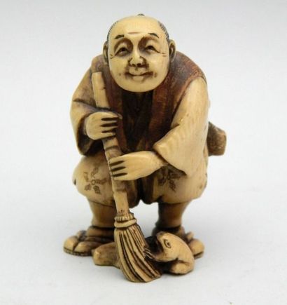 Netsuke en ivoire représentant un homme souriant,...
