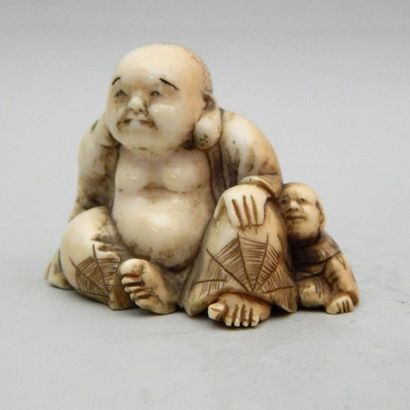 Netsuke en ivoire représentant un Bouddha...