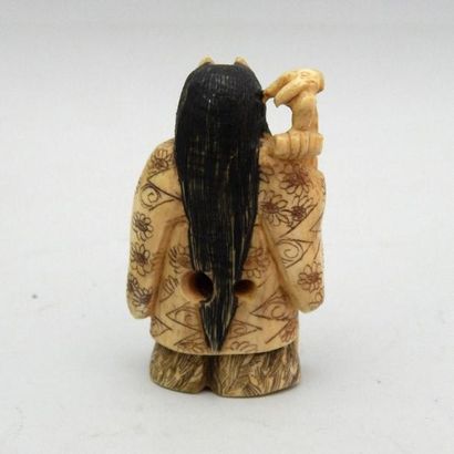 Netsuke en ivoire représentant une sorcière...