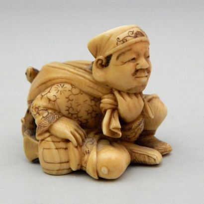 Netsuke en ivoire représentant un montreur...