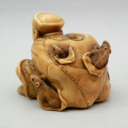 Netsuke en ivoire représentant un montreur...