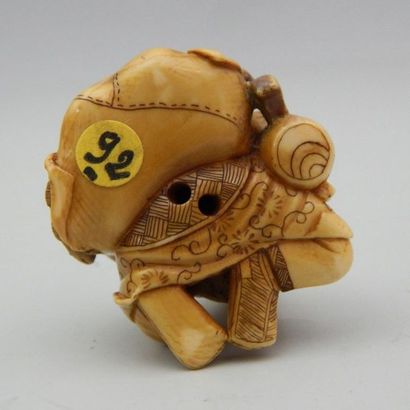 Netsuke en ivoire représentant un montreur...