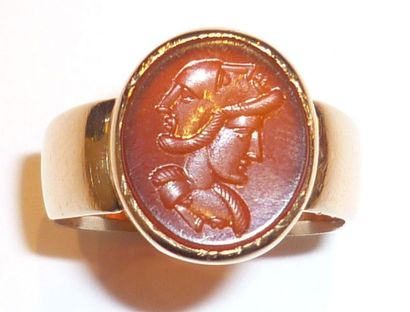 BAGUE intaille sur laquelle apparaissent...