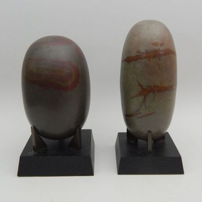 Deux Lingam en pierre, symbole phallique...