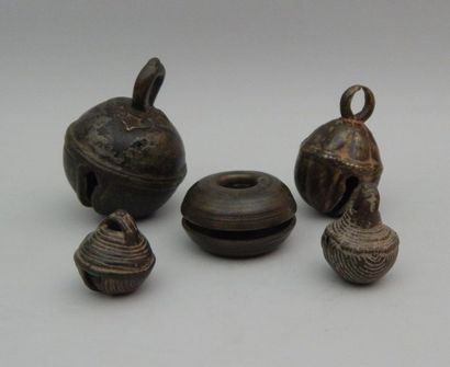 Cinq grelots en bronze. Cambodge, XIXe siècle....