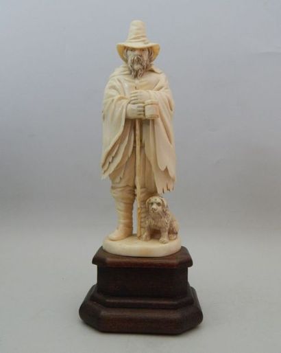 Ivoire sculpté représentant un mendiant à...
