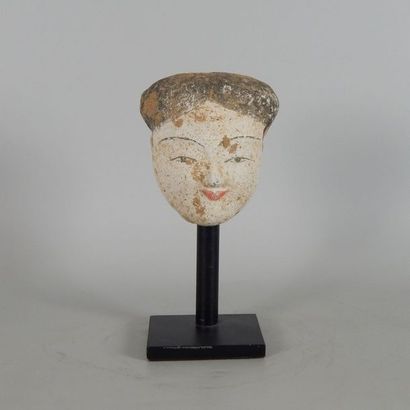 Tête de dame de cour en terre cuite à engobe...