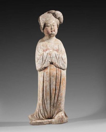 Fat Lady debout, aux mains jointes cachées...