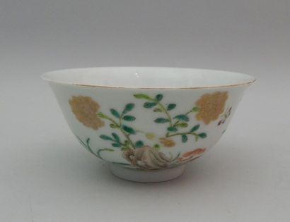 Bol en porcelaine à décor «Famille rose»...