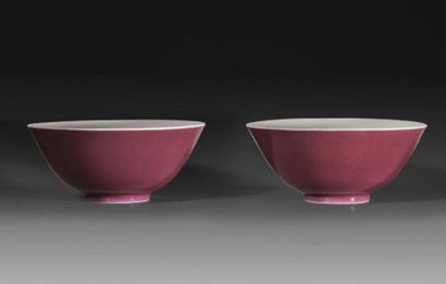Paire de bols en porcelaine émaillé rose...