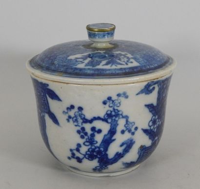 Pot couvert en porcelaine à décor «Bleu de...