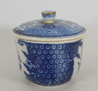 Pot couvert en porcelaine à décor «Bleu de...