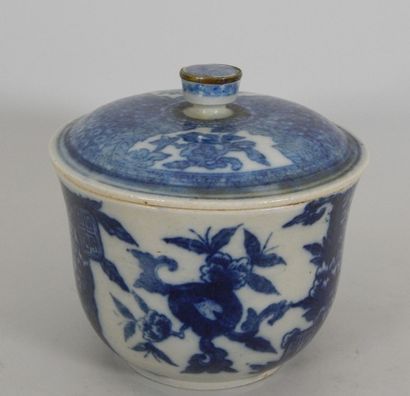 Pot couvert en porcelaine à décor «Bleu de...