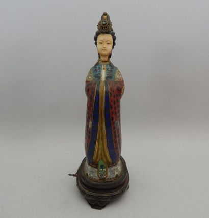 Jeune femme en cuivre et émaux cloisonnés...