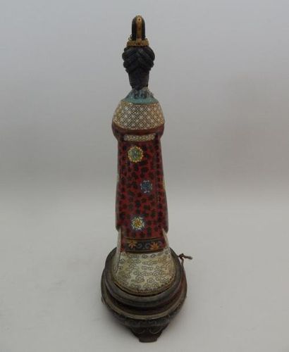 Jeune femme en cuivre et émaux cloisonnés...