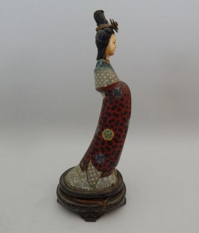 Jeune femme en cuivre et émaux cloisonnés...