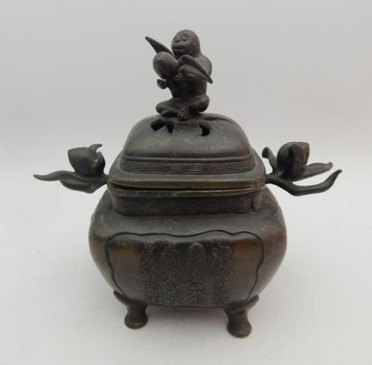 Brûle-parfum en bronze, deux anses en forme...