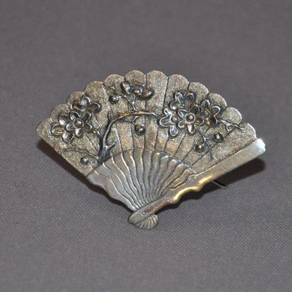 Eventail en argent. Poids brut: 20.6 gr L:...