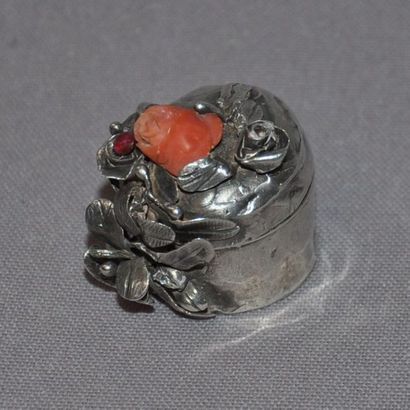 Boite ronde en argent à décor de rose en...