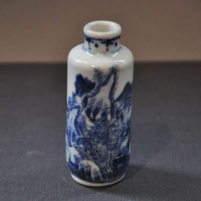 Flacon tabatière en porcelaine bleu et blanc...