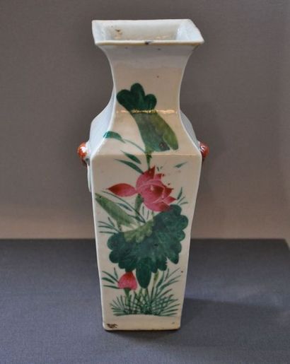 Vase à panse carrée à décor d'une jeune femme...