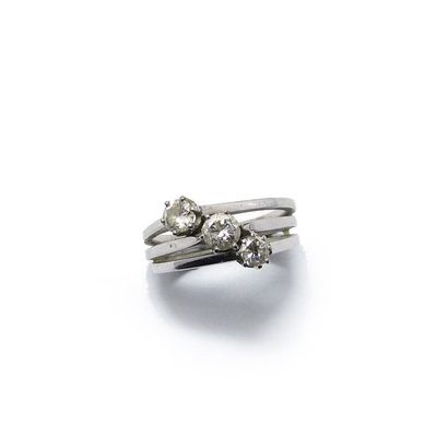 BAGUE en or gris 18k (750/°°), ornée de 3...
