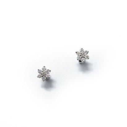 Paire de CLOUS D'OREILLES en or gris 18k...