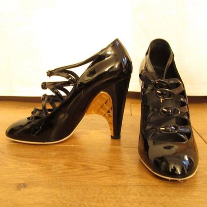 CHANEL
Paire d'ESCARPINS en vernis noir à...