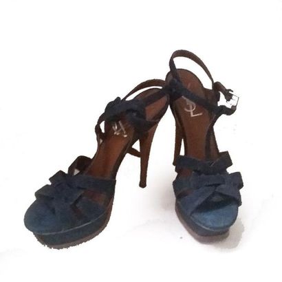 Paire de SANDALES du modèle icône de la marque,...