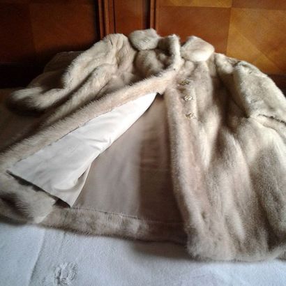 MANTEAU en vison clair.