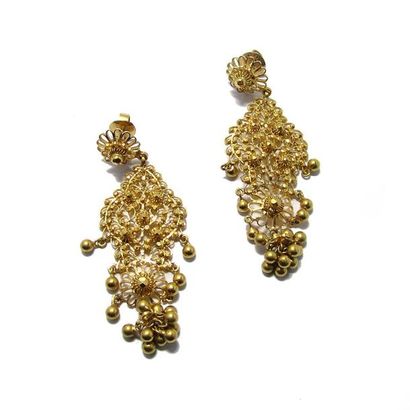 Paire de PENDANTS D'OREILLES en or jaune...