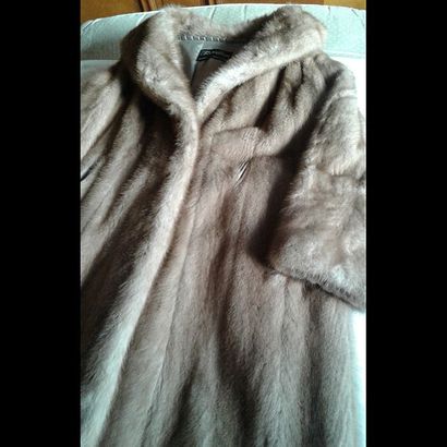 REVILLON
MANTEAU en vison beige.