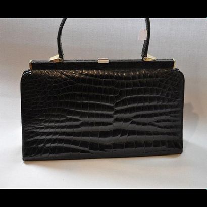 SAC en cuir imitation crocodile, avec attributs...