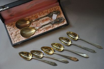Six petites cuillers en vermeil, et deux...