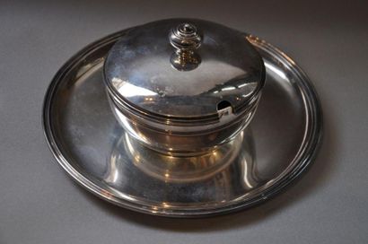 Saucière couverte et son présentoir en argnet,...
