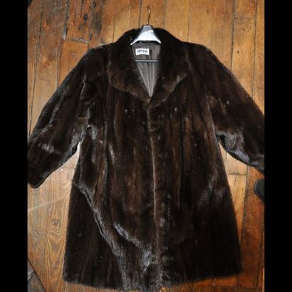 MANTEAU trois-quarts en vison. Taille: 40/42...