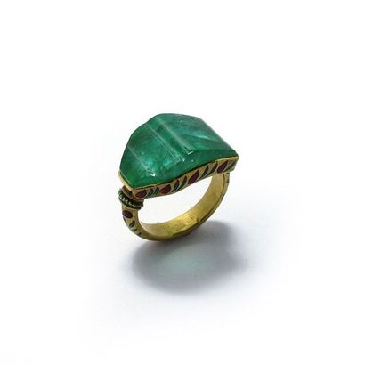 BAGUE en or jaune 18k (750/°°), ornée d'une...