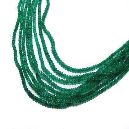 COLLIER composé de 8 rangs de perles d'émeraude...