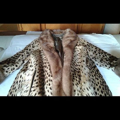 MANTEAU de fourrure imitant le léopard.