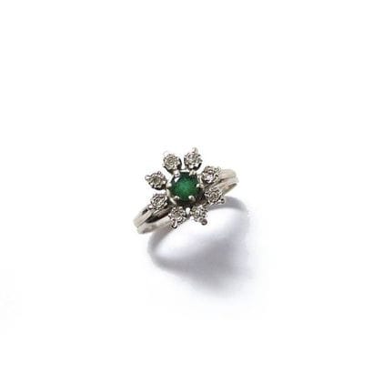 BAGUE fleur en or gris 18k (750/°°), ornée...