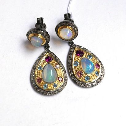 Paire de PENDANTS D'OREILLES en argent (925/°°)...