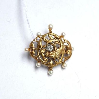 BROCHE en or jaune 18k (750/°°), à décor...