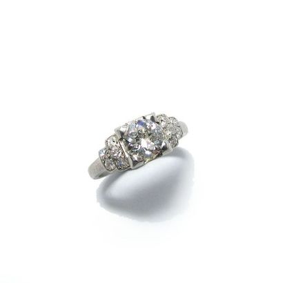 BAGUE en platine, ornée d'un diamant taille...
