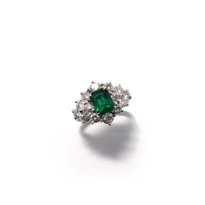 BAGUE en or gris 18k (750/°°), ornée d'une...