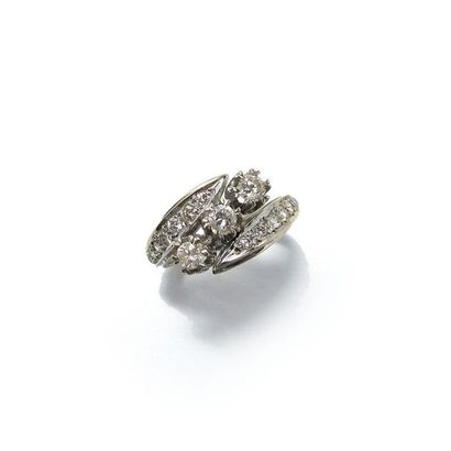 BAGUE en or gris 14k (585/°°), ornée de 3...