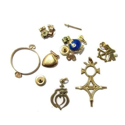 LOT de 3 pendentifs et de débris en or 18k...