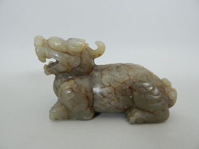 Chien de Fo assis en jade.
L: 6 x 10.5 c...