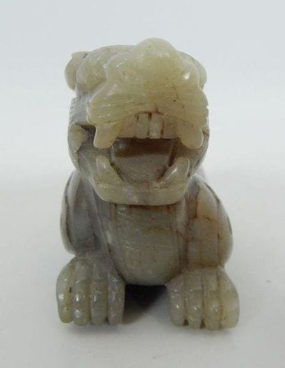 Chien de Fo assis en jade.
L: 6 x 10.5 c...